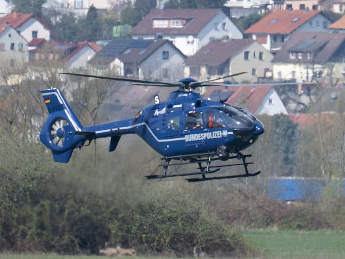 Bei der anschließenden Fahndung setzte die Bundespolizei auch einen Hubschrauber ein. (Symbolbild) / Foto: Boris Roessler/dpa