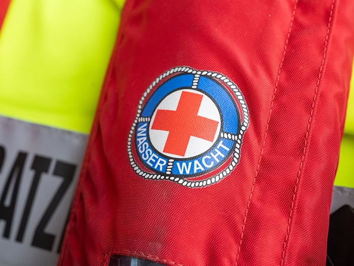 Die Wasserwacht musste der 43-Jährigen zu Hilfe kommen. (Symbolbild) / Foto: Peter Kneffel/dpa