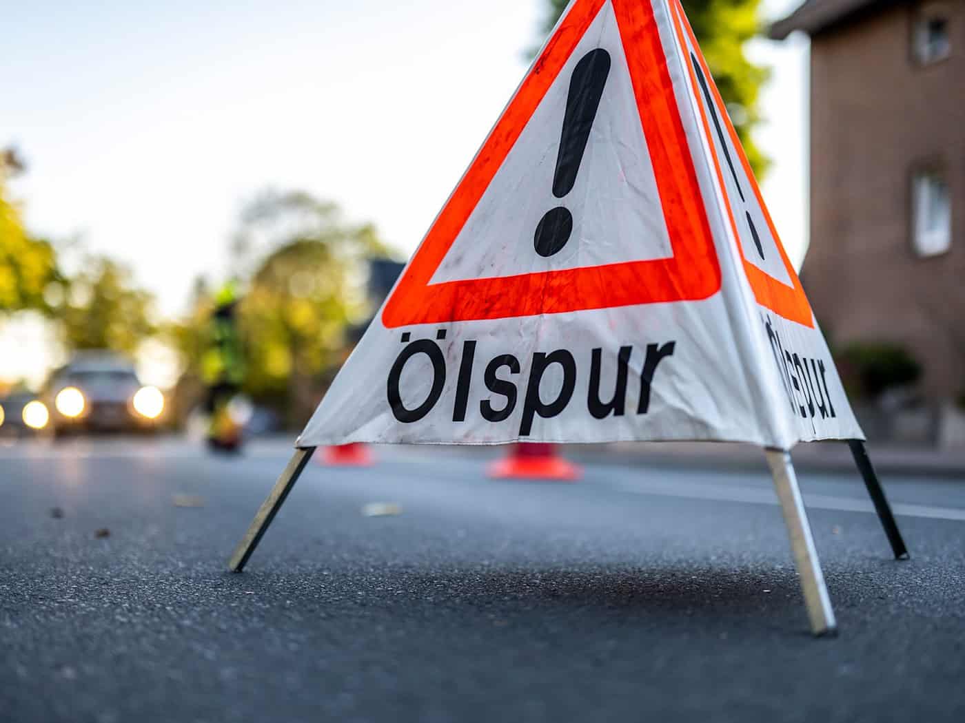 Mit einer Spezialmaschine muss die Fahrbahn gereinigt werden. (Symbolbild) / Foto: David Inderlied/dpa