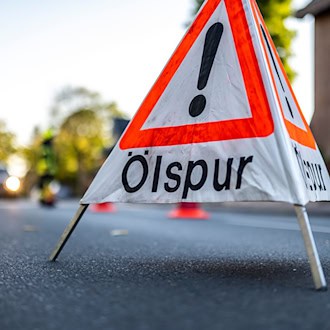 Mit einer Spezialmaschine muss die Fahrbahn gereinigt werden. (Symbolbild) / Foto: David Inderlied/dpa