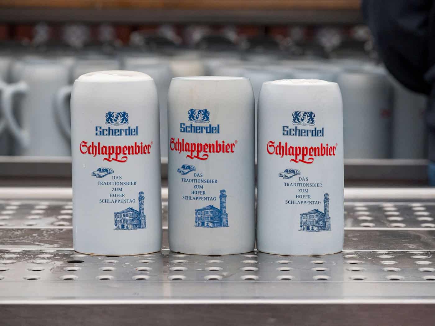 Das Schlappenbier wird eigens für den Hofer Schlappentag eingebraut. (Archivbild) / Foto: Daniel Vogl/dpa
