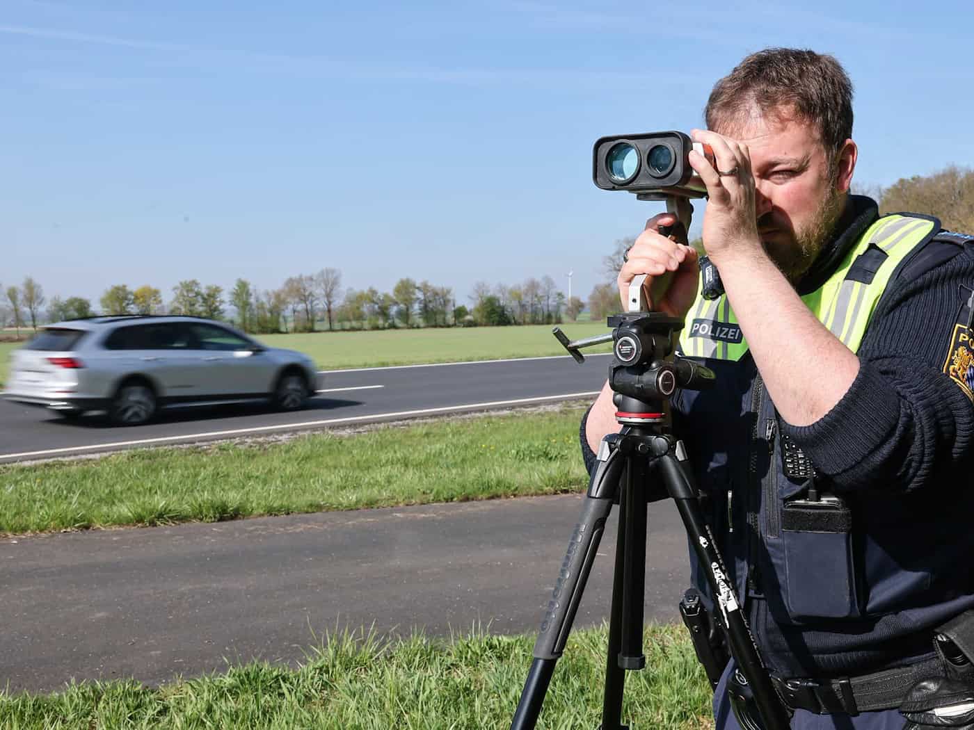 Mit dem Blitzmarathon soll die Sicherheit auf Bayerns Straßen erhöht werden - zu hohes Tempo fordert jedes Jahr viele Todesopfer. / Foto: Daniel Löb/dpa