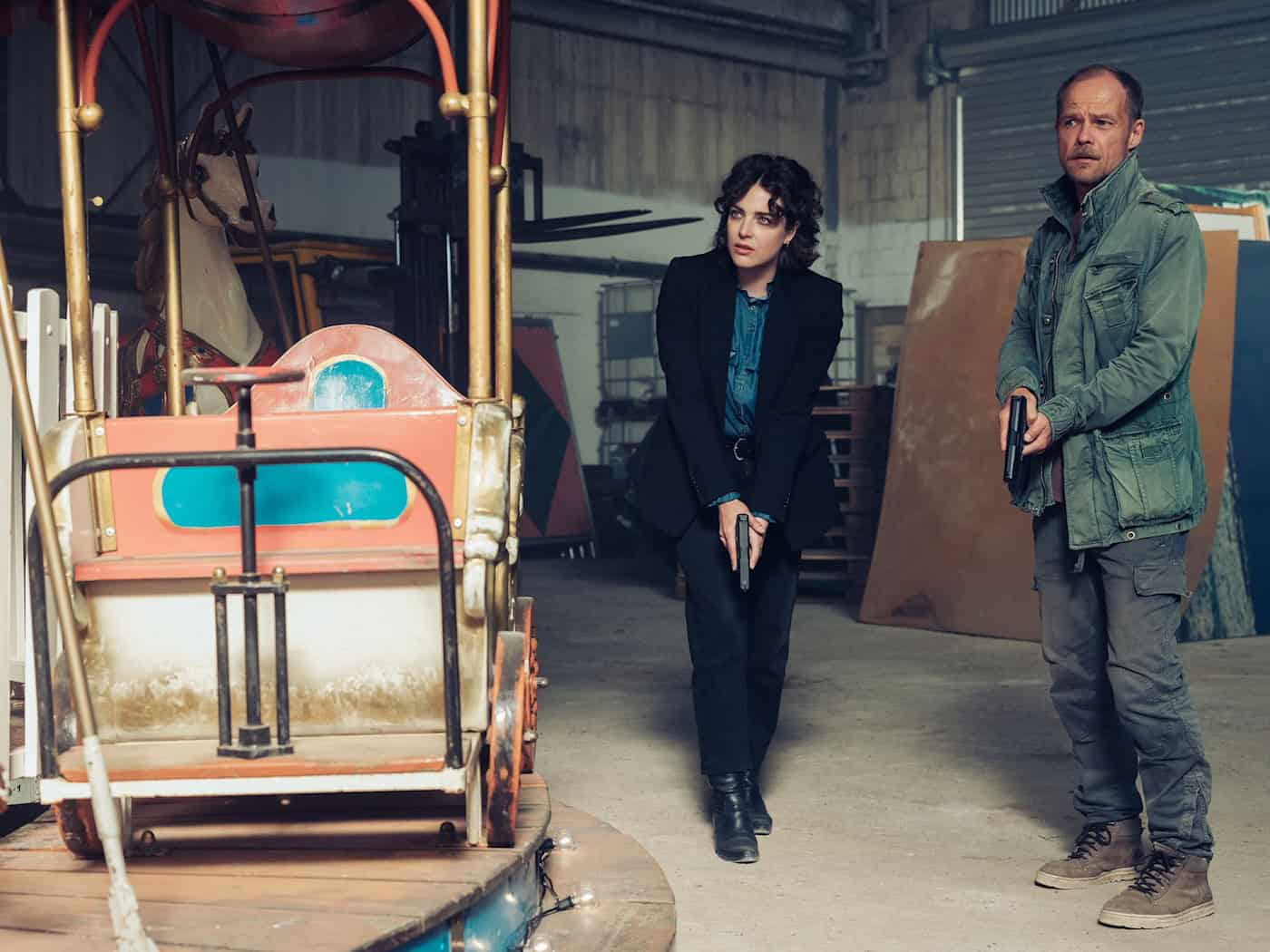 Maria Eisler und Micha Oberländer verschlägt es in ihrem neuen Fall auf den Jahrmarkt. In einer Riesenrad-Gondel wurde die Leiche einer Frau gefunden. / Foto: Manuel Paul/ZDF/dpa