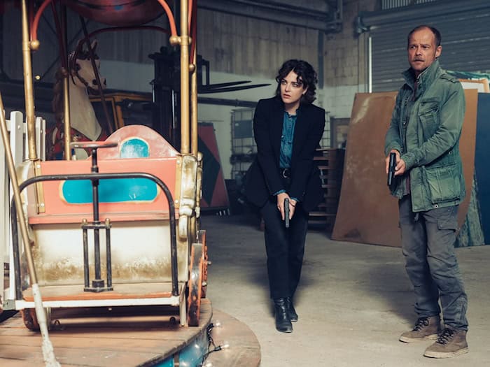 Maria Eisler und Micha Oberländer verschlägt es in ihrem neuen Fall auf den Jahrmarkt. In einer Riesenrad-Gondel wurde die Leiche einer Frau gefunden. / Foto: Manuel Paul/ZDF/dpa