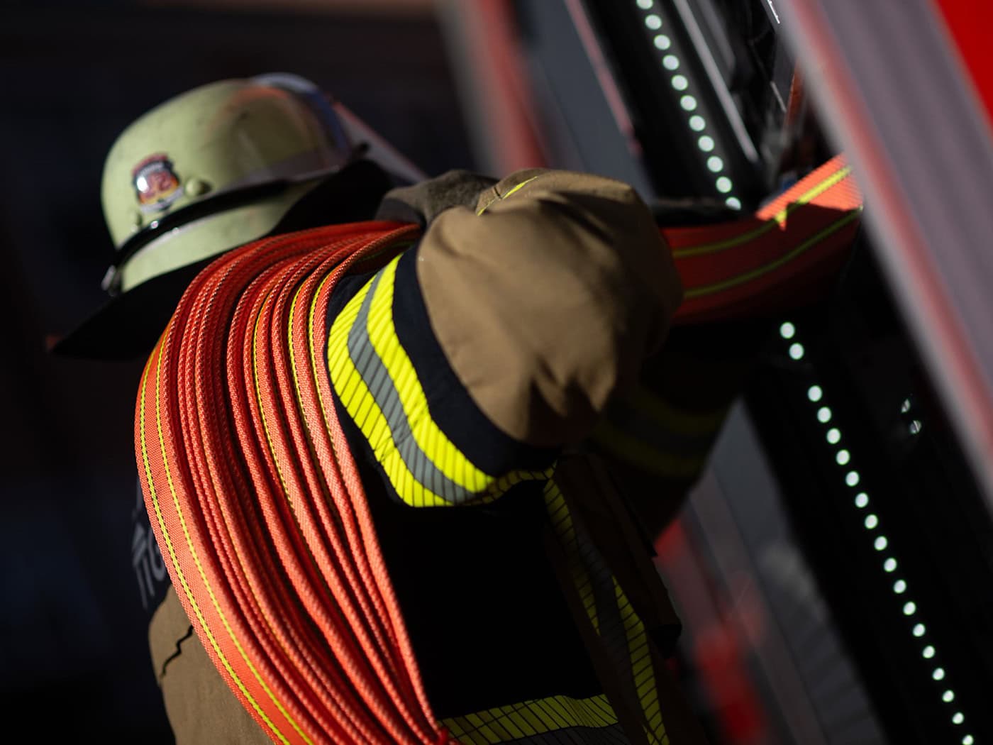 Feuerwehrleute löschen die Flammen auf einem Recyclinghof. (Symbolbild) / Foto: Marijan Murat/dpa