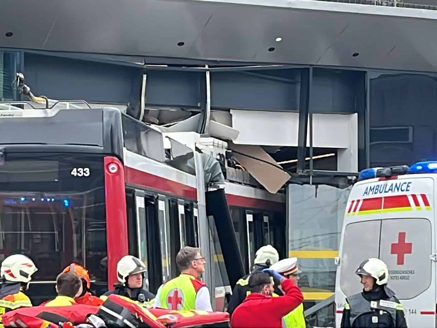 Sieben Menschen wurden teils schwer verletzt.  / Foto: Fmt-Pictures - Mw/APA/dpa