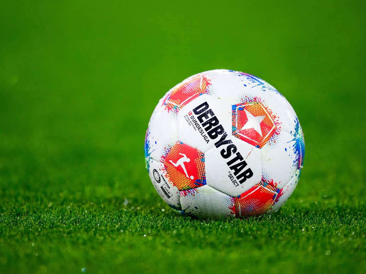 Ein Fußball liegt auf dem Rasen. (Symbolbild) / Foto: Tom Weller/dpa