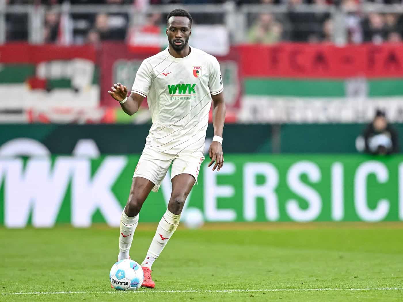 Augsburgs Chrislain Matsima ist Papa geworden. (Archivbild) / Foto: Harry Langer/dpa