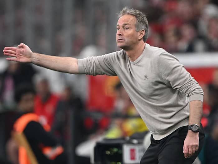 Leverkusens Kasper Hjulmand hofft trotz Pokal-Aus auf Bayerns Europa-Erfolg.  / Foto: Federico Gambarini/dpa