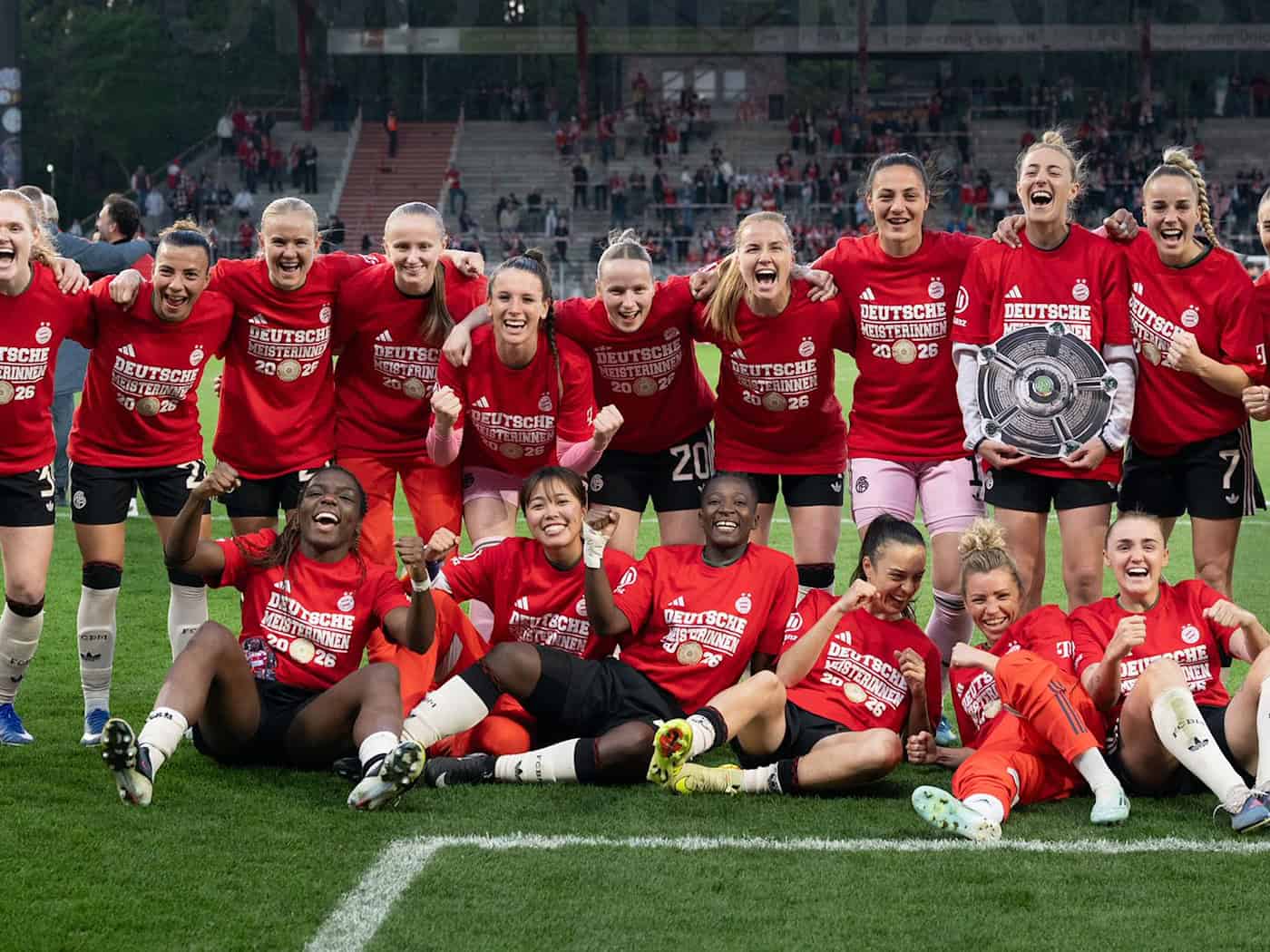 Ein bisschen feiern, aber dann ging der Blick schon auf die kommenden Aufgabe, die FC Barcelona heißt.  / Foto: Soeren Stache/dpa