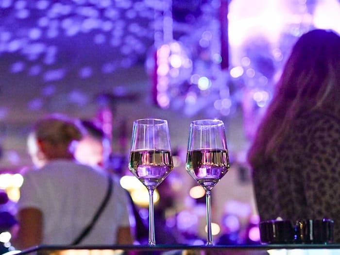 Zwei 17-Jährige haben versucht, mit ausgeliehenen Ausweisen in ein erst ab 18 Jahren zugelassenes Lokal zu kommen. (Symbolbild)  / Foto: Jens Kalaene/dpa/dpa-tmn