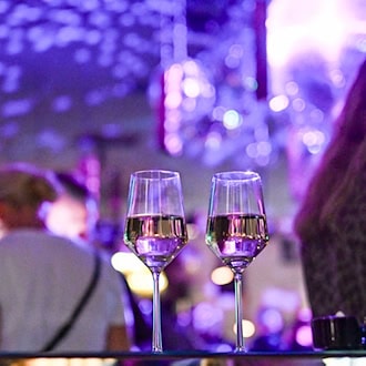 Zwei 17-Jährige haben versucht, mit ausgeliehenen Ausweisen in ein erst ab 18 Jahren zugelassenes Lokal zu kommen. (Symbolbild)  / Foto: Jens Kalaene/dpa/dpa-tmn