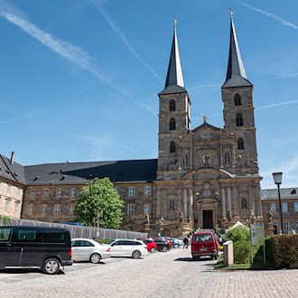 Die Kirche St. Michael ist eine beliebte Touristenattraktion in der Welterbe-Stadt Bamberg. / Foto: Daniel Vogl/dpa