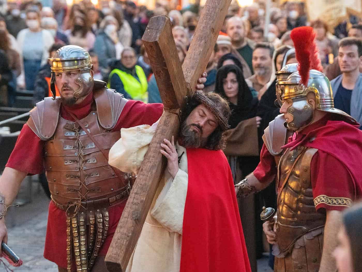 Die Aufführung zieht jedes Jahr Tausende Zuschauer an. (Archivbild)  / Foto: Stefan Puchner/dpa