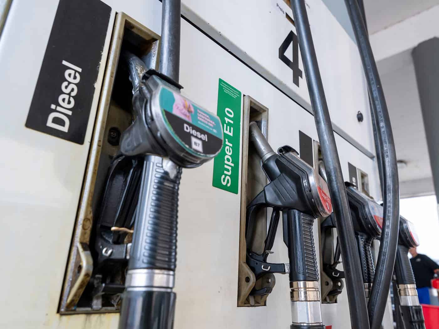 In Bayern wurde im März offenbar weniger getankt. (Archivbild) / Foto: Peter Kneffel/dpa