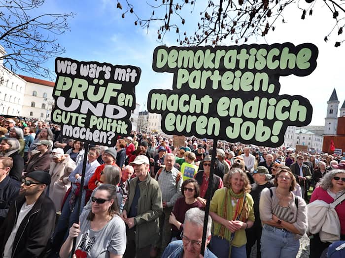 Demonstranten beteiligen sich an einer Kundgebung des Wohn- und Kulturzentrums für Geflüchtete «Bellevue di Monaco» zur «Prüf-Kampagne». Diese fordert, dass alle rechtsextreme Parteien vom Bundesverfassungsgericht überprüft werden. / Foto: Karl-Josef Hildenbrand/dpa