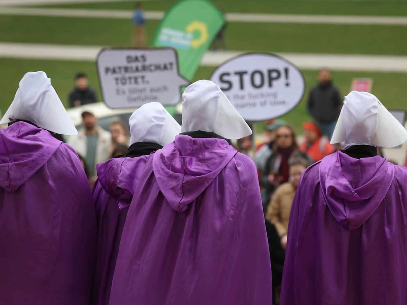 Die feministische Gruppe Handmaids Riot kritisiert noch immer bestehen Machtverhältnisse. / Foto: Karl-Josef Hildenbrand/dpa