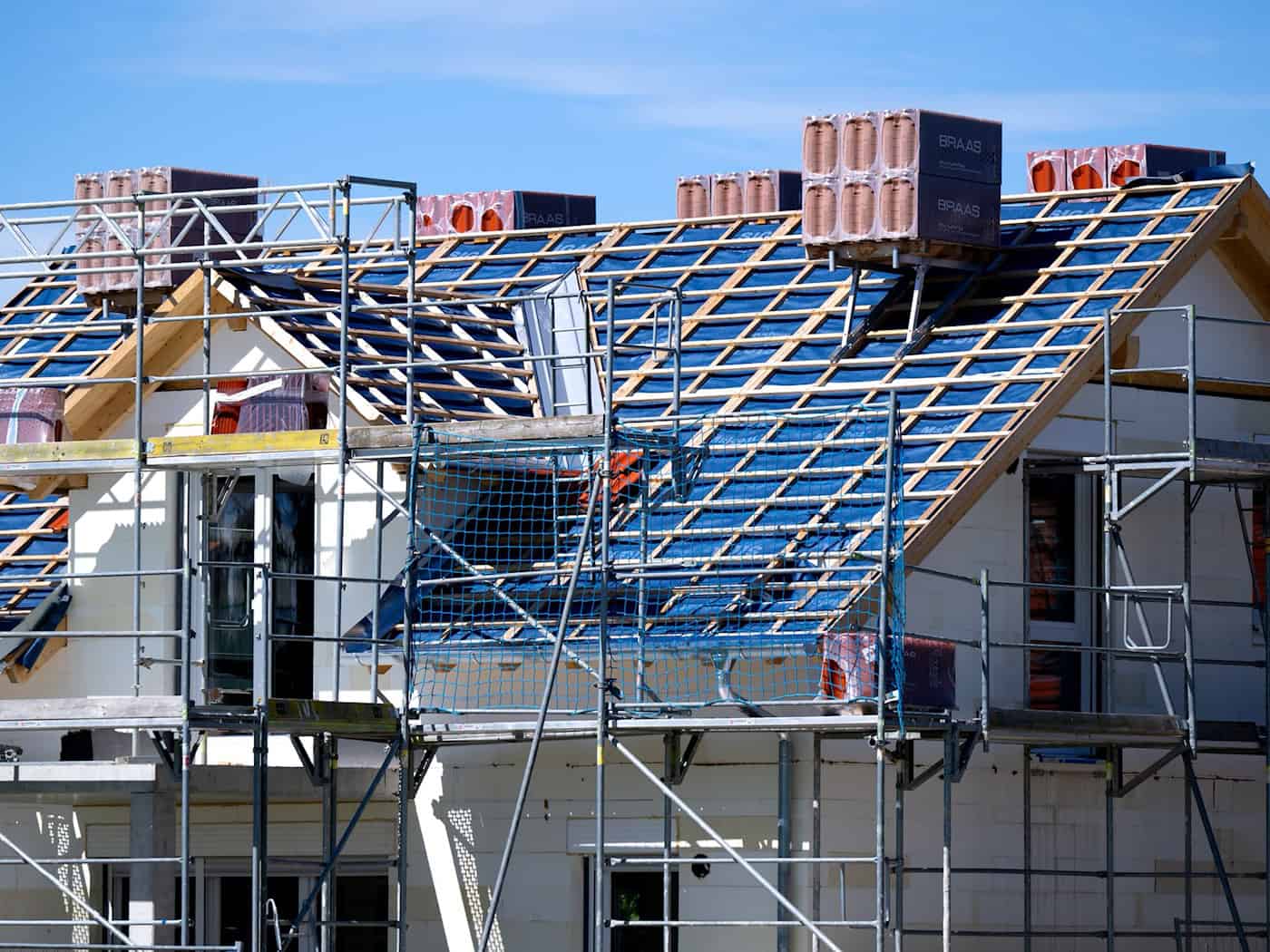 Die bayerischen Sparkassen haben deutlich mehr private Immobilienkredite vergeben. (Archivbild) / Foto: Sven Hoppe/dpa