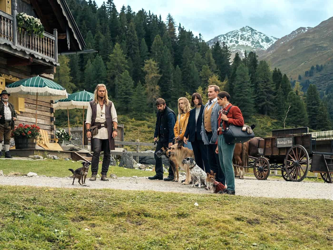 Rúrik Gíslason (v.l.n.r.), Kerim Waller, Anna Herrmann, Alexandra Maria Lara, Devid Striesow und Doga Gürer in einer Szene des Films «Eat Pray Bark – Therapie auf 4 Pfoten» (undatiert). Der Film ist seit 1. April auf Netflix zu sehen. / Foto: Stephan Rabold/Netflix/dpa