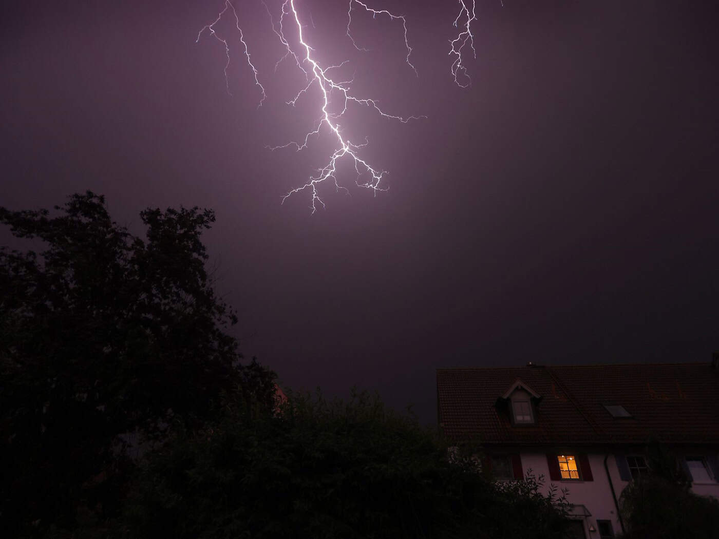 Ein Blitz über Kaufbeuren - die kreisfreie Stadt wies 2025 die höchste Blitzdichte Deutschlands auf. (Archivfoto) / Foto: Karl-Josef Hildenbrand/dpa