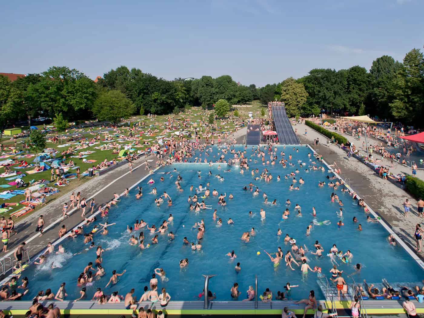 An heißen Sommertagen tummeln sich teilweise bis zu 10.000 Gäste im Nürnberger Westbad. (Archivbild) / Foto: Daniel Karmann/dpa
