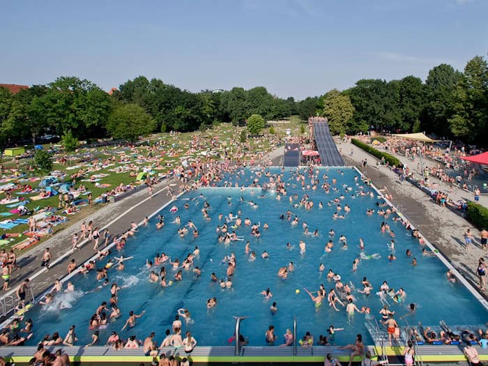 An heißen Sommertagen tummeln sich teilweise bis zu 10.000 Gäste im Nürnberger Westbad. (Archivbild) / Foto: Daniel Karmann/dpa