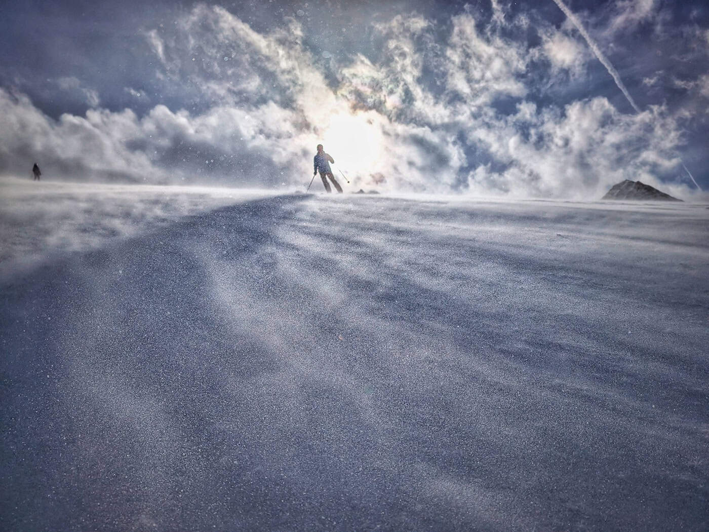 Der Skifahrer war zu Fuß zu einem Gipfel aufgestiegen. (Symbolbild) / Foto: Sachelle Babbar/ZUMA Press Wire/dpa