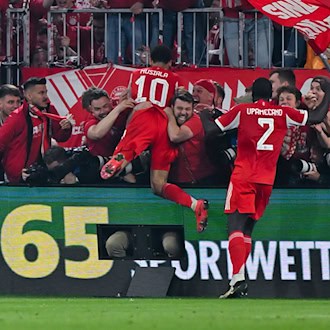 Nach dem letzten Bayern-Tor gegen Real springen einige Münchner Fans und Bayern-Profi Jamal Musiala im Jubel den anwesenden Fotografen in den Rücken. / Foto: Sven Hoppe/dpa