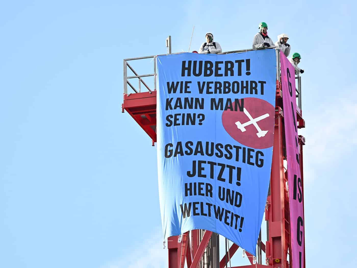 Die Aktivisten hatten auf dem Bohrturm ein Protestbanner befestigt. (Archivbild) / Foto: Uwe Lein/dpa