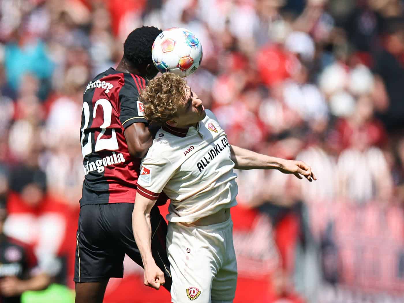 Viele Zweikämpfe prägten das Spiel, hier zwischen Nürnnbergs Rabby Nzingoula (l) und Luca Herrmann. / Foto: Daniel Karmann/dpa