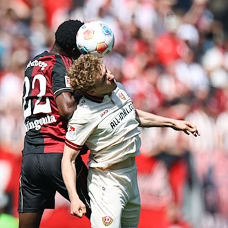 Viele Zweikämpfe prägten das Spiel, hier zwischen Nürnnbergs Rabby Nzingoula (l) und Luca Herrmann. / Foto: Daniel Karmann/dpa