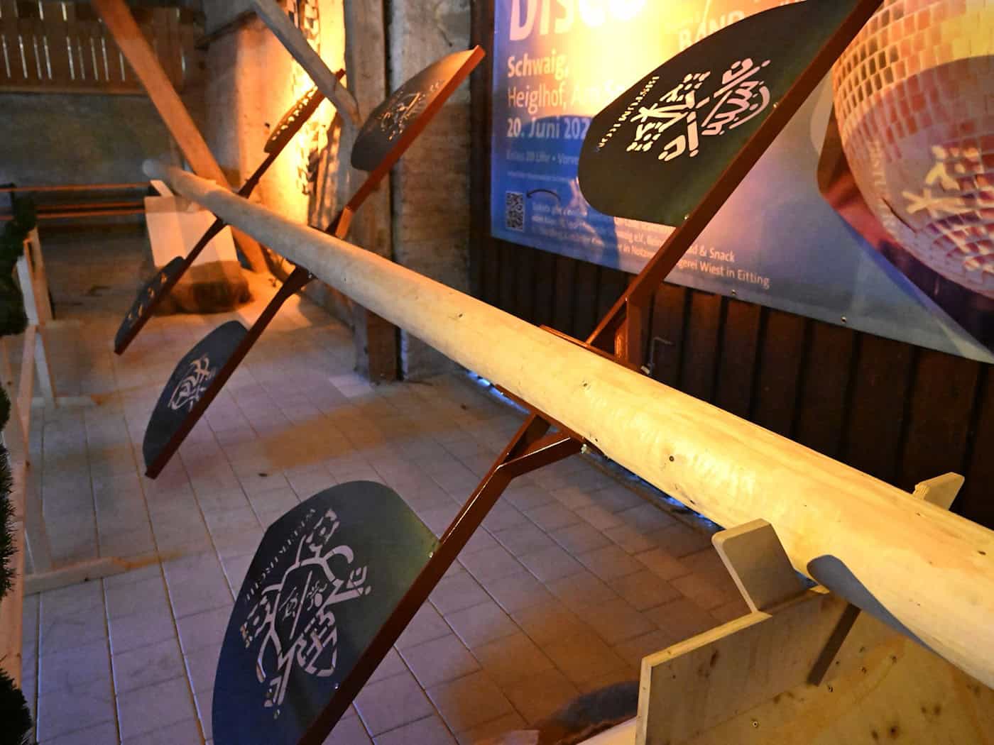 Das ist er nun: Der echte Maibaum für Rom. / Foto: Felix Hörhager/dpa