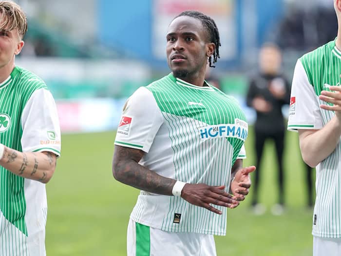 Erst Dreierpack, dann Transfernachricht. Fürths Noel Futkeu. (Archivbild) / Foto: Daniel Löb/dpa