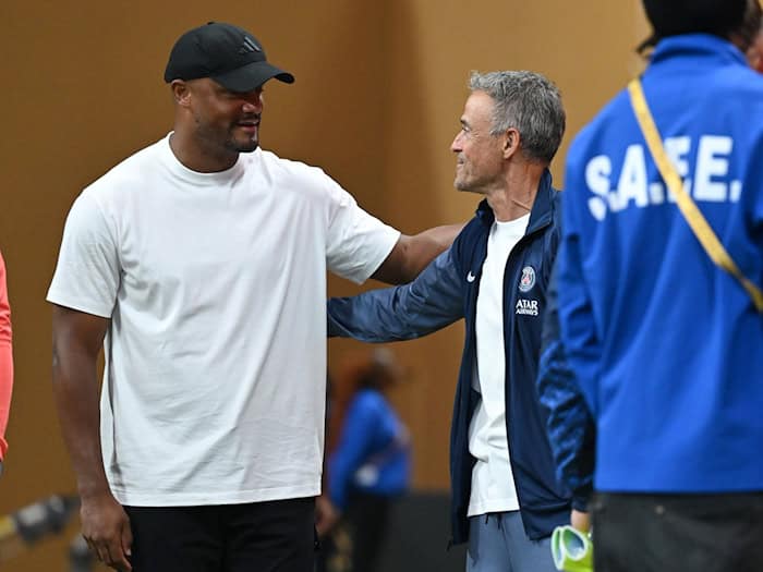 Sie kennen und sie schätzen sich: Bayern-Trainer Vincent Kompany (l) und PSG-Coach Luis Enrique. (Archivbild) / Foto: Sven Hoppe/dpa