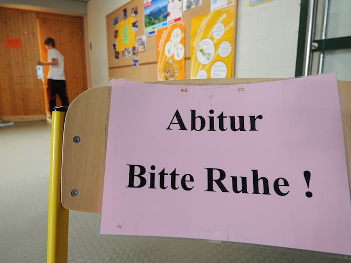 Es ist wieder so weit: Am Mittwoch beginnen die Abiturprüfungen im Freistaat. (Archivbild) / Foto: picture alliance / Armin Weigel/dpa