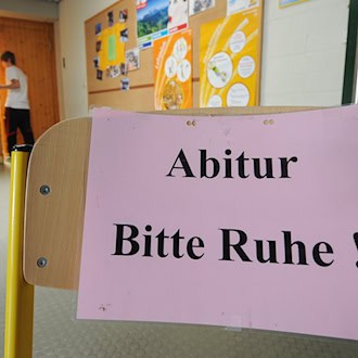 Es ist wieder so weit: Am Mittwoch beginnen die Abiturprüfungen im Freistaat. (Archivbild) / Foto: picture alliance / Armin Weigel/dpa