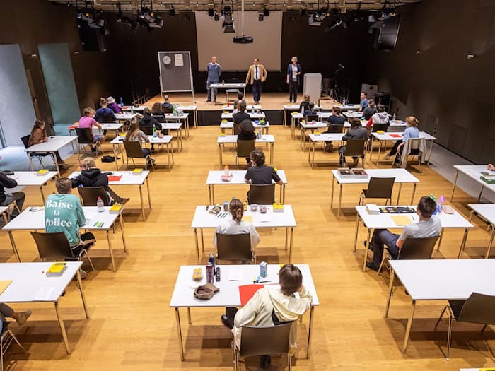 Die Abiturprüfungen im Freistaat beginnen. (Archivbild) / Foto: Peter Kneffel/dpa