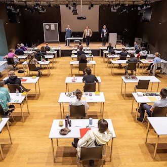 Die Abiturprüfungen im Freistaat beginnen. (Archivbild) / Foto: Peter Kneffel/dpa