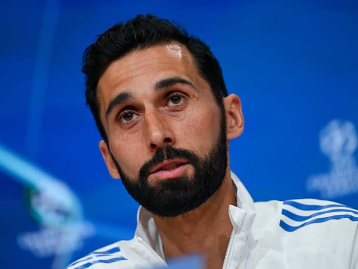 Real-Trainer Álvaro Arbeloa bei der Pressekonferenz in München. / Foto: Sven Hoppe/dpa