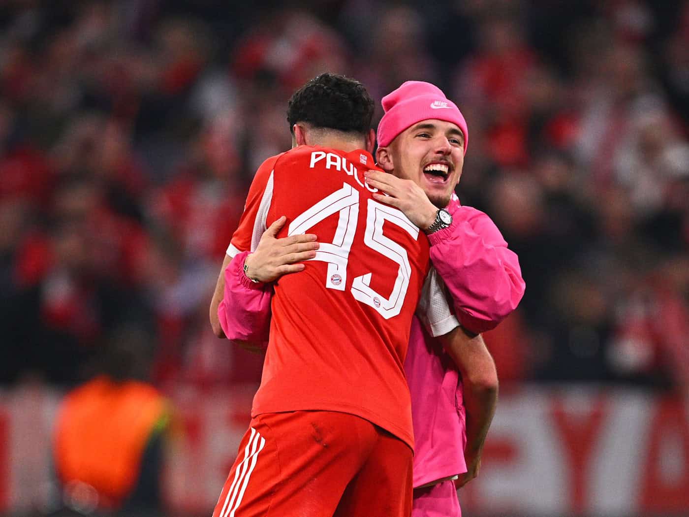 Von Kopf bis Fuß in Pink: Bayern Münchens Nachwuchskicker Lennart Karl. / Foto: Tom Weller/dpa