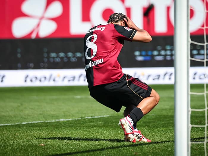 Nürnbergs Henri Koudossou reagiert entsetzt nach seinem Eigentor. / Foto: Daniel Karmann/dpa