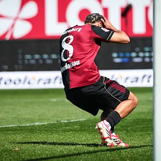 Nürnbergs Henri Koudossou reagiert entsetzt nach seinem Eigentor. / Foto: Daniel Karmann/dpa
