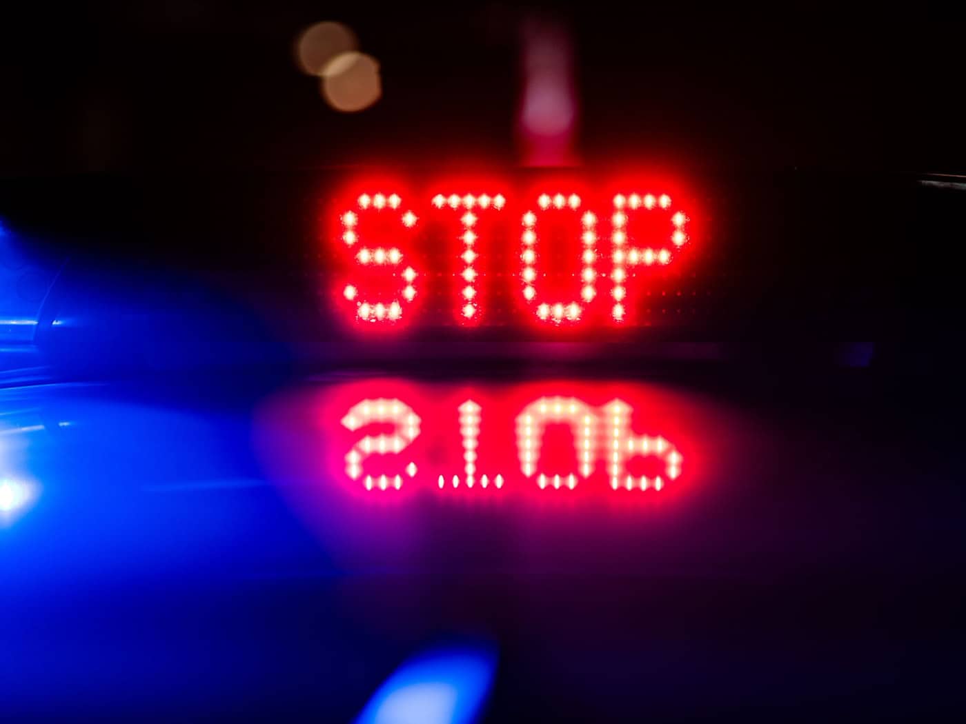 Ein Fahranfänger überholte mit zu hoher Geschwindigkeit eine Zivilstreife der Polizei. (Symbolbild) / Foto: Robert Michael/dpa