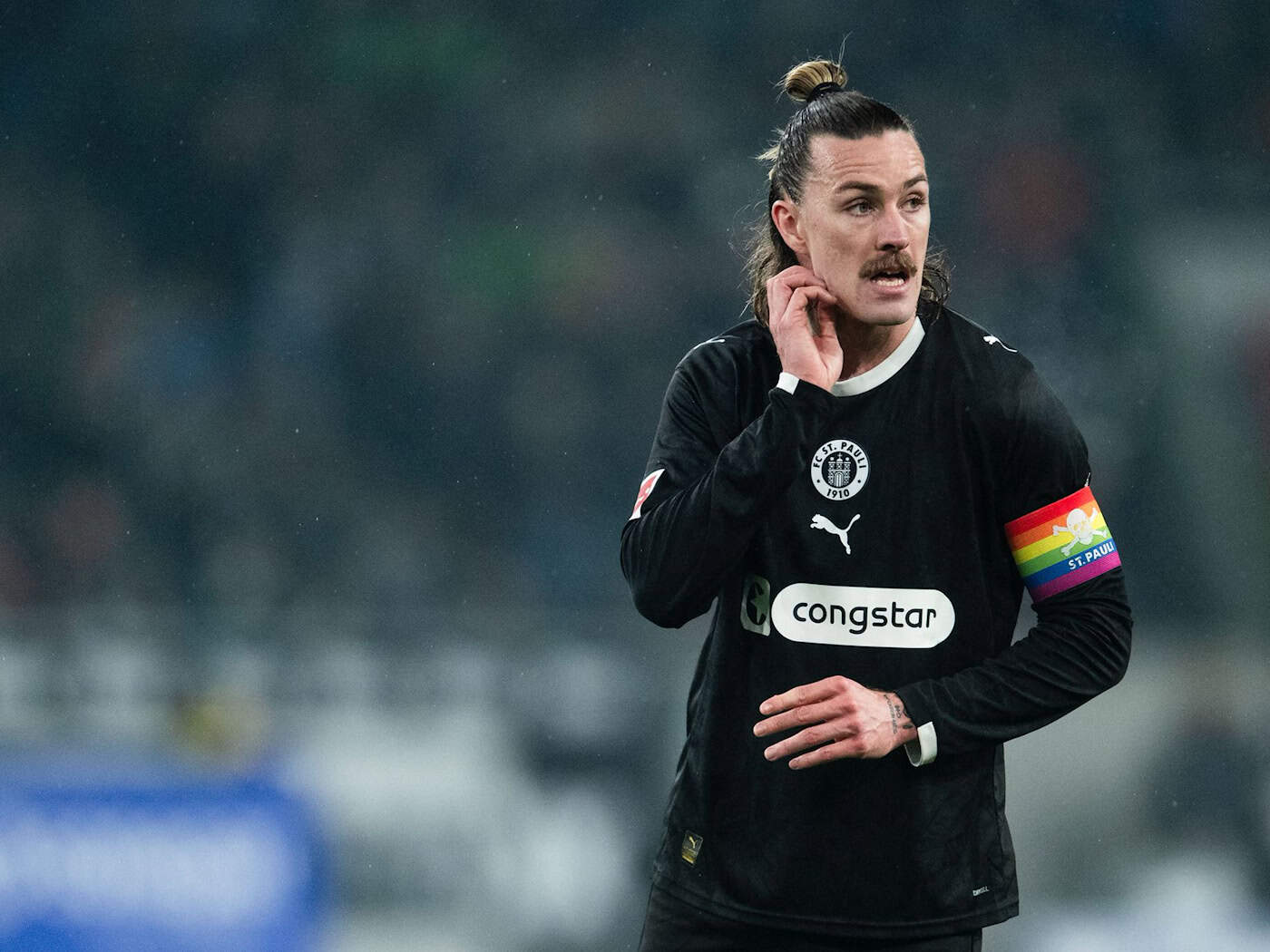 Kapitän Jackson Irvine wird dem FC St. Pauli gegen Bayern München fehlen. (Archivbild) / Foto: Marius Becker/dpa