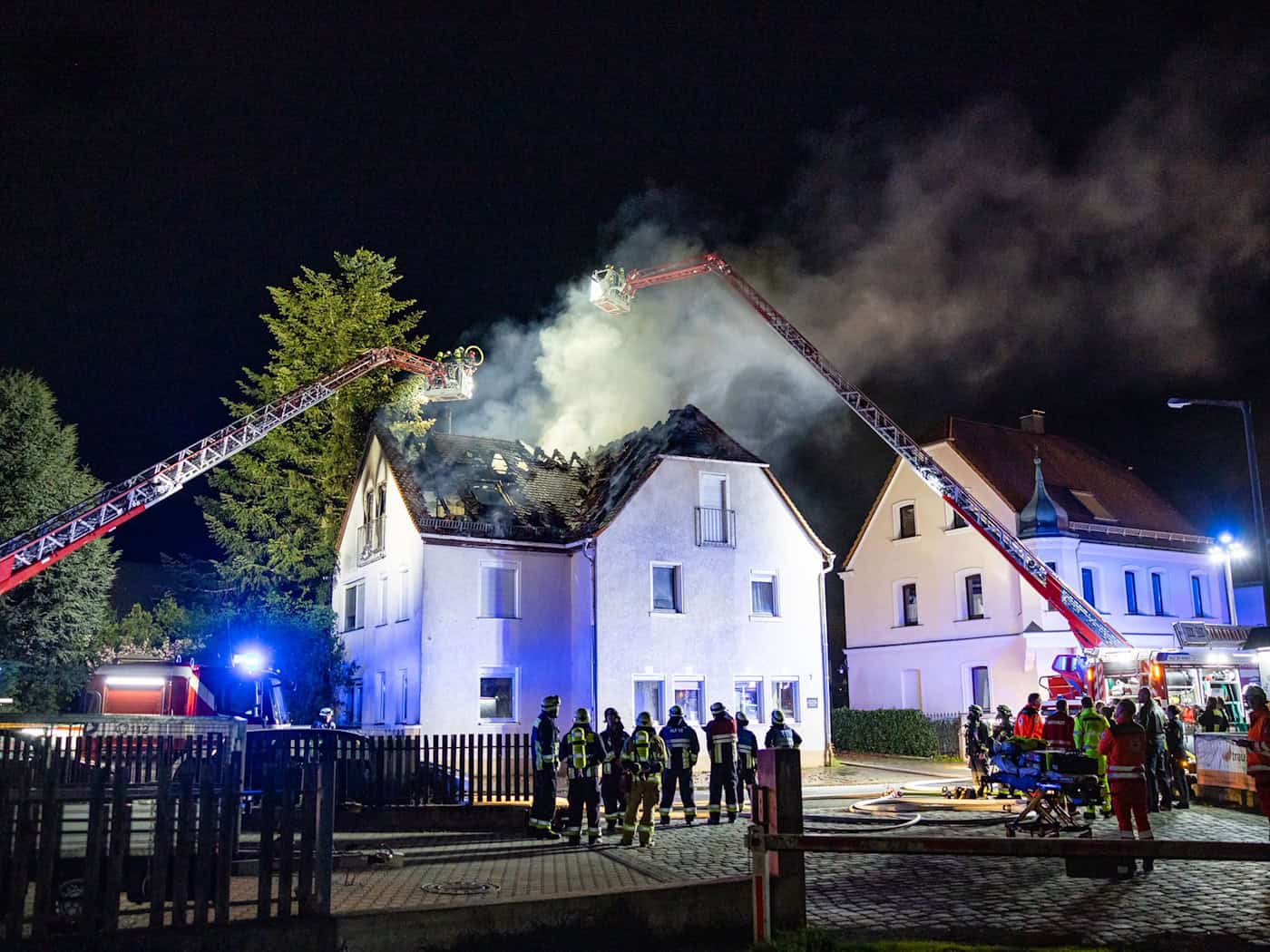 Einsatzkräfte der Feuerwehr sind mit einer Drehleiter am Brand eines Dachstuhls in Nürnberg beschäftigt. / Foto: David Oßwald/NEWS5/dpa