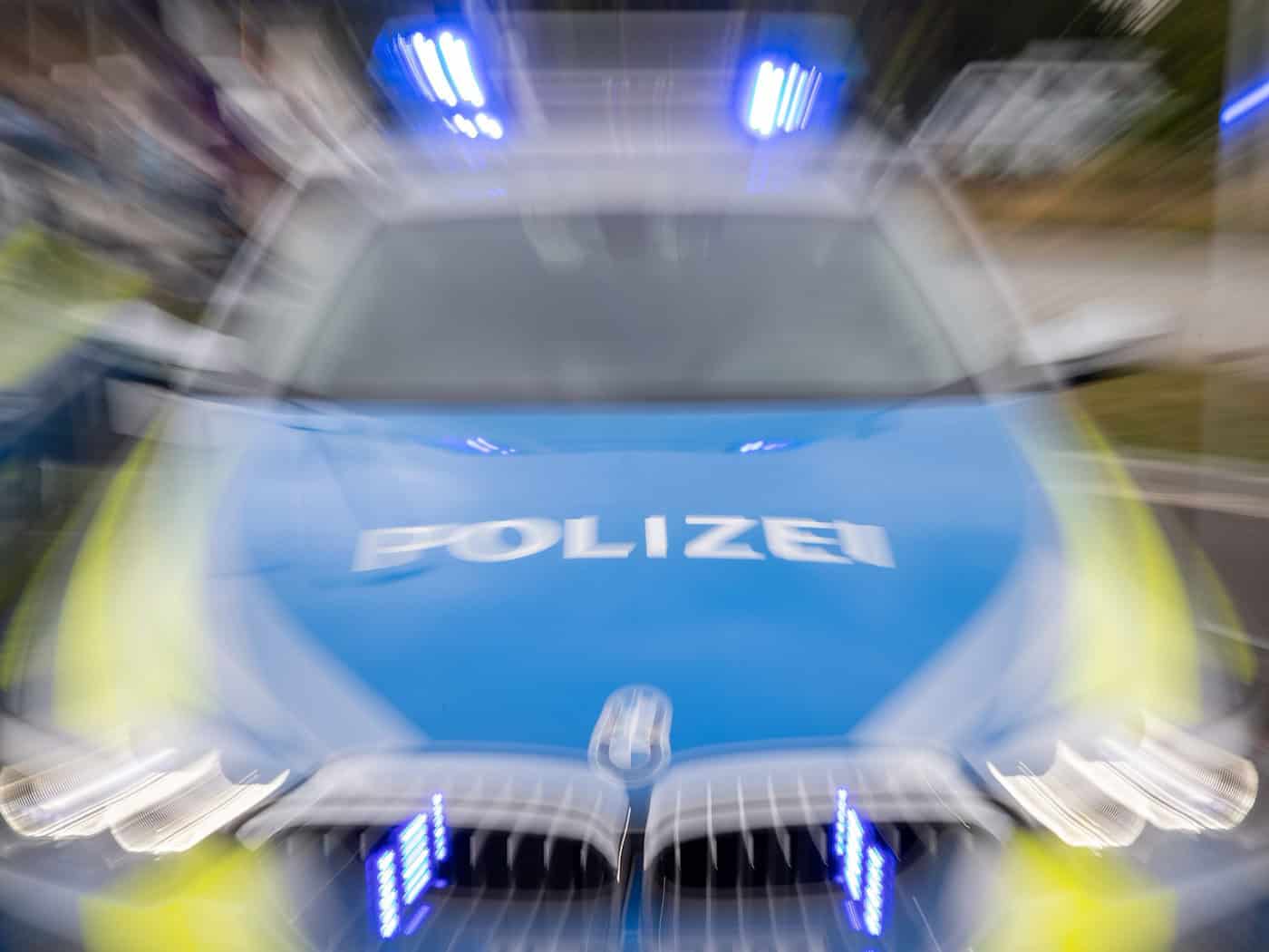Nach einem Streit hat ein 34-Jähriger frontal einen Streifenwagen gerammt. (Symbolbild) / Foto: Daniel Karmann/dpa