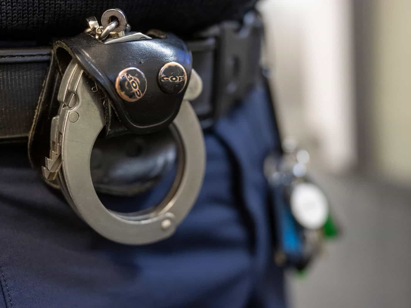 Die Polizei nahm die Frau fest und brachte sie in eine psychiatrische Einrichtung. (Symbolbild)  / Foto: Peter Kneffel/dpa