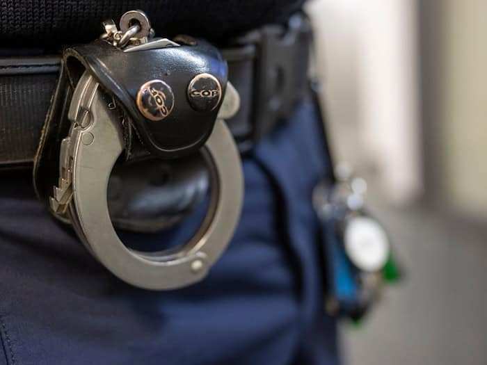 Die Polizei nahm die Frau fest und brachte sie in eine psychiatrische Einrichtung. (Symbolbild)  / Foto: Peter Kneffel/dpa