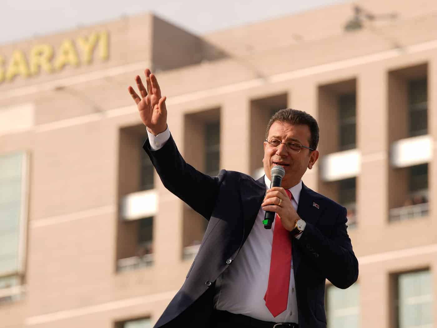 Seit mehr als einem Jahr sitzt der Erdogan-Rivale Ekrem Imamoglu in der Türkei im Gefängnis. Im fernen Bayern wurde er nun für seinen Mut im Kampf um die Freiheit geehrt. (Archivbild) / Foto: Emrah Gurel/AP/dpa