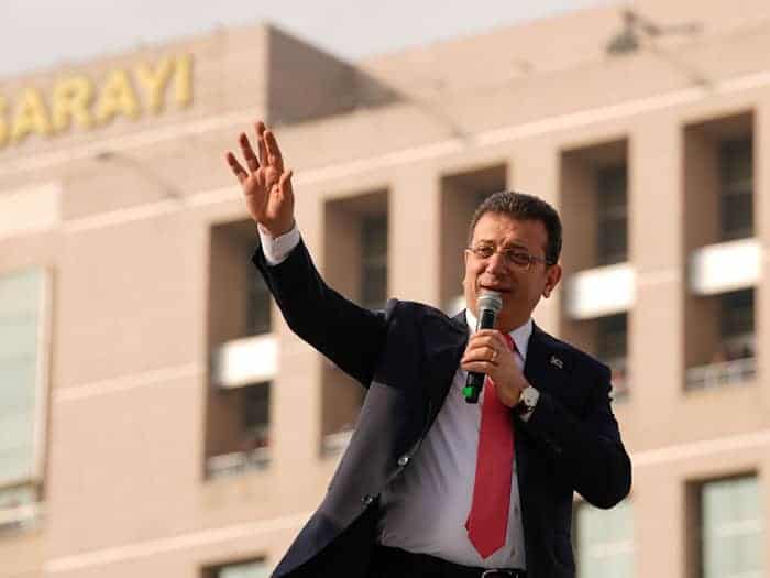 Seit mehr als einem Jahr sitzt der Erdogan-Rivale Ekrem Imamoglu in der Türkei im Gefängnis. Im fernen Bayern wurde er nun für seinen Mut im Kampf um die Freiheit geehrt. (Archivbild) / Foto: Emrah Gurel/AP/dpa